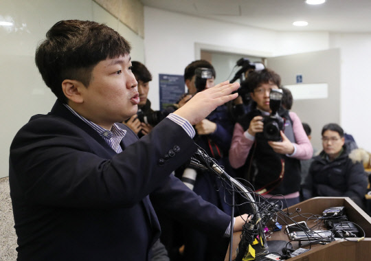 청와대가 KT&G 사장교체를 지시하는 등 부당한 압력을 가했다고 주장한 신재민 전 기획재정부 사무관이 2일 오후 서울 강남구 한 사무실에서 기자회견을 하고 있다.  연합뉴스